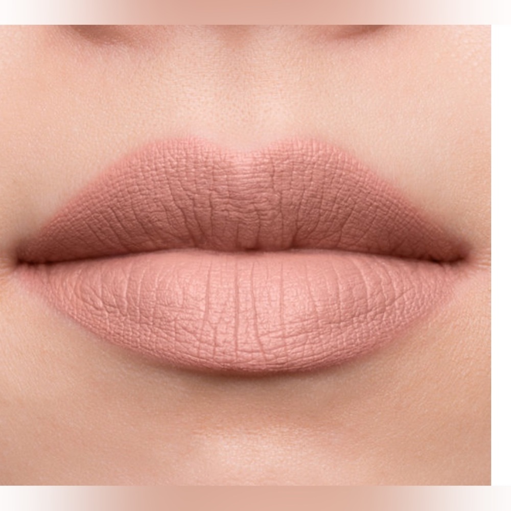 ONE IN STOCK‼️ JEFFREE STAR COSMETICS
Velour Liquid Lipstick (MANNEQUIN)